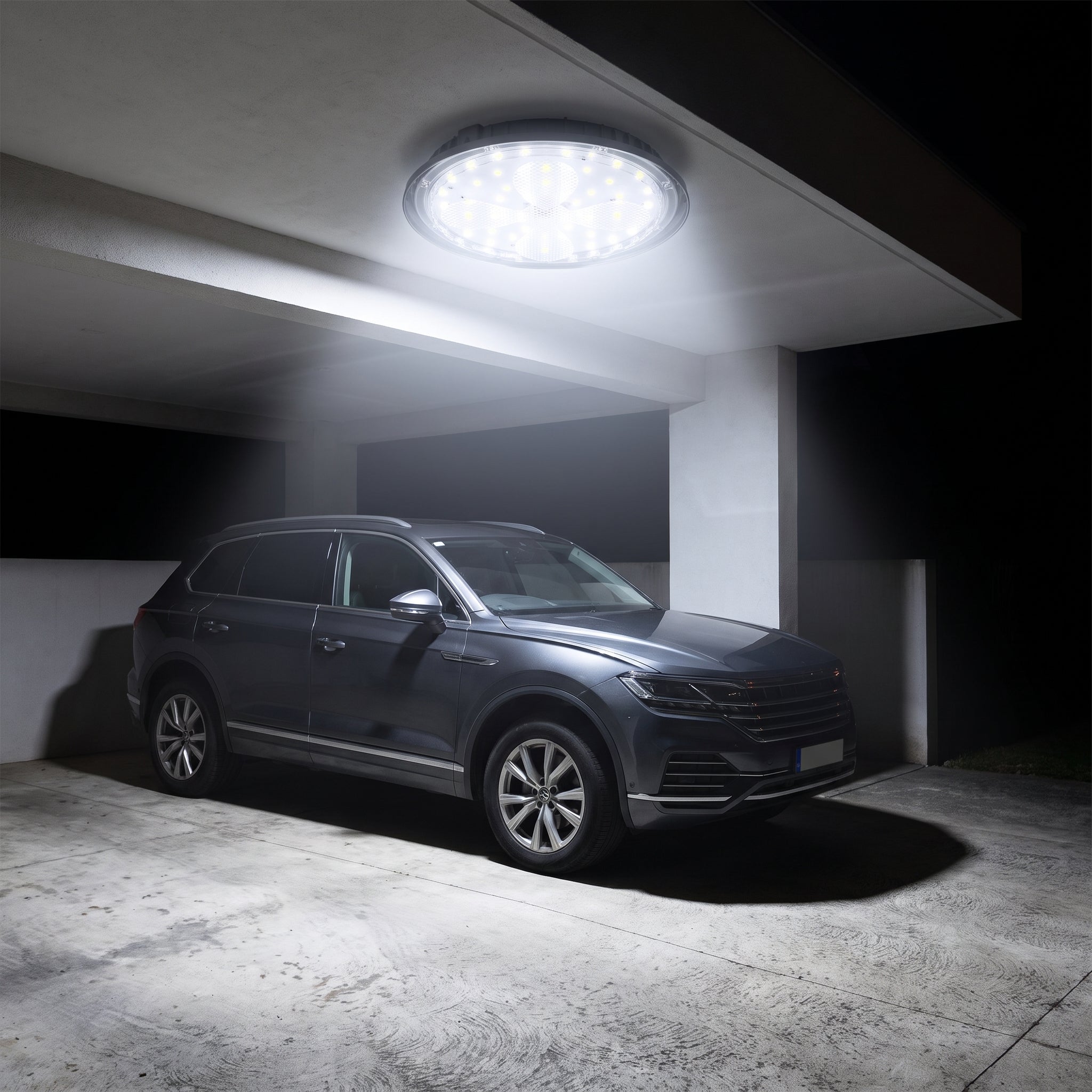 IA-NOCHE Lámpara solar LED campana 300W encendida en garaje