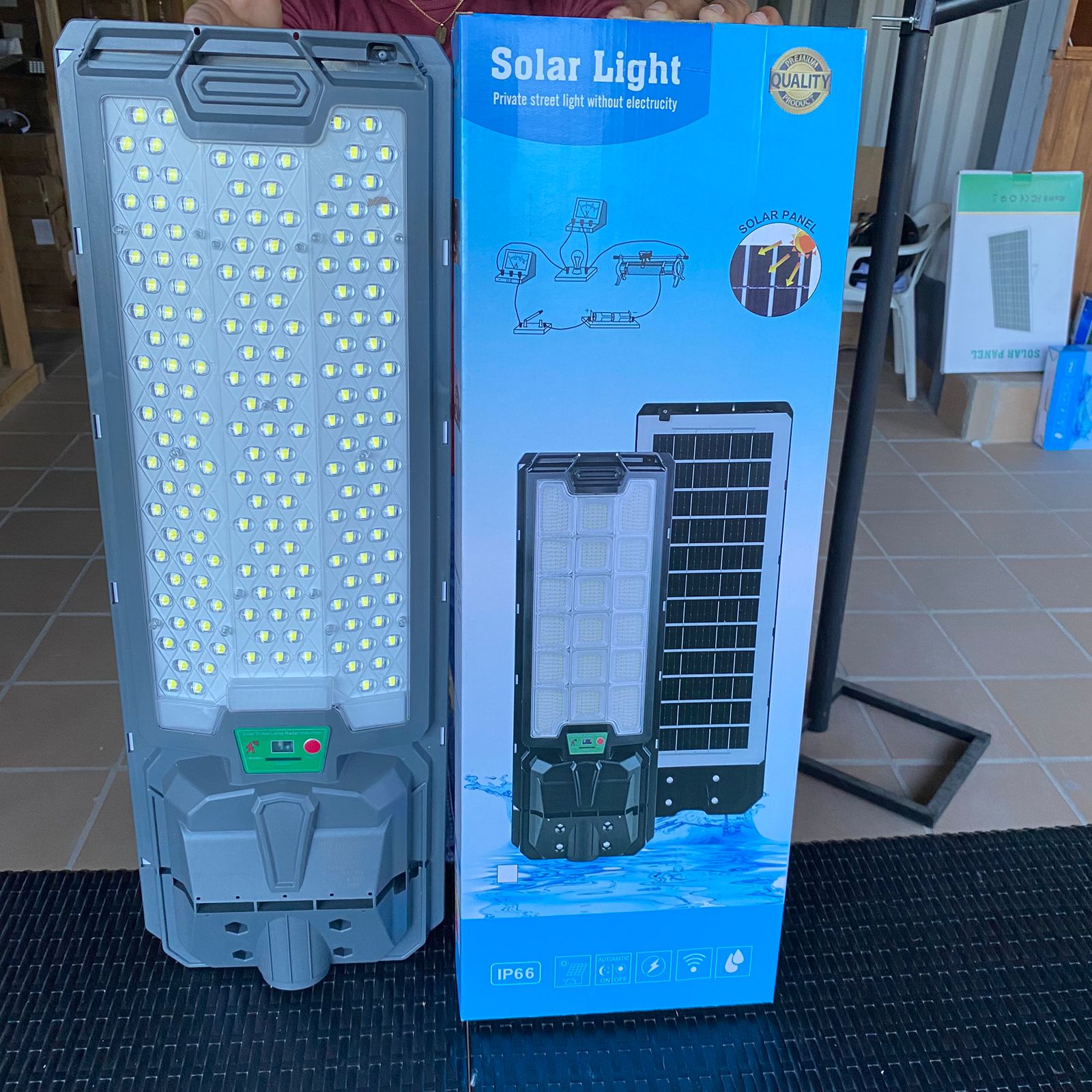 Lampara solar Hardy de 600 watt 3 años de garantía - en uso