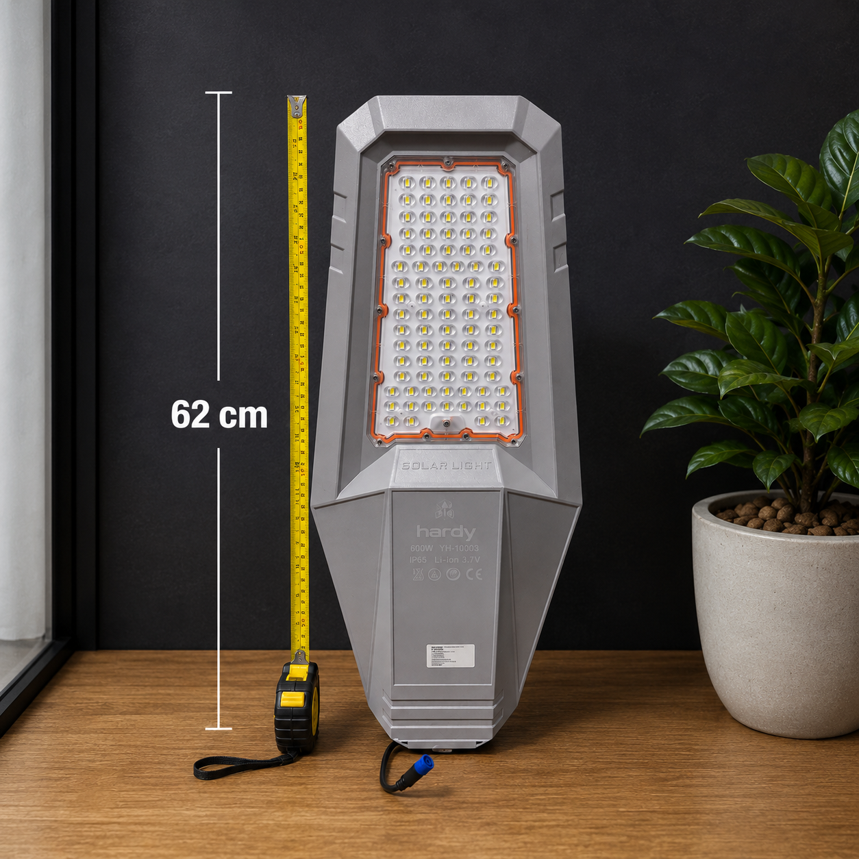 LÁMPARA SOLAR HARDY 600W 62 CM DE ALTO Y 28 CM DE ANCHO