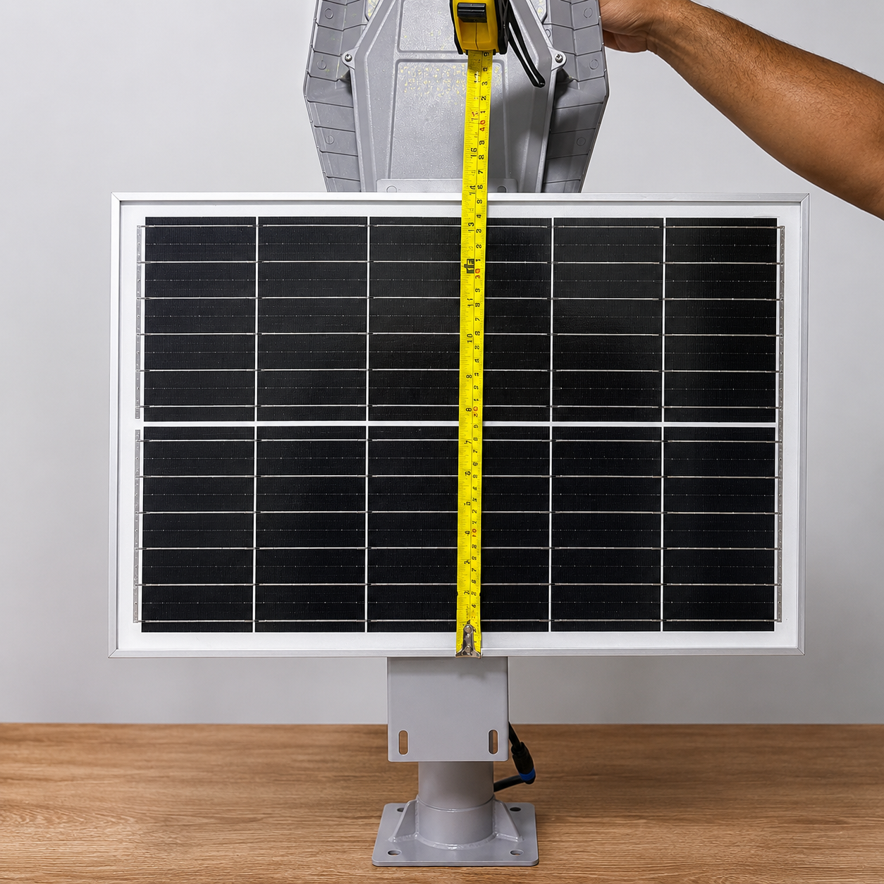 LÁMPARA SOLAR HARDY 600W 62 CM DE ALTO Y 28 CM DE ANCHO