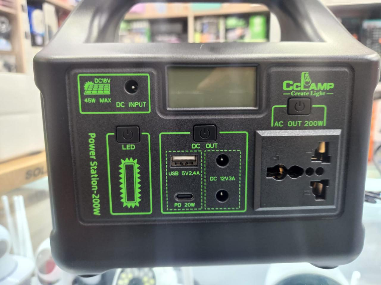 Panel de salidas AC USB PD DC y pantalla LCD