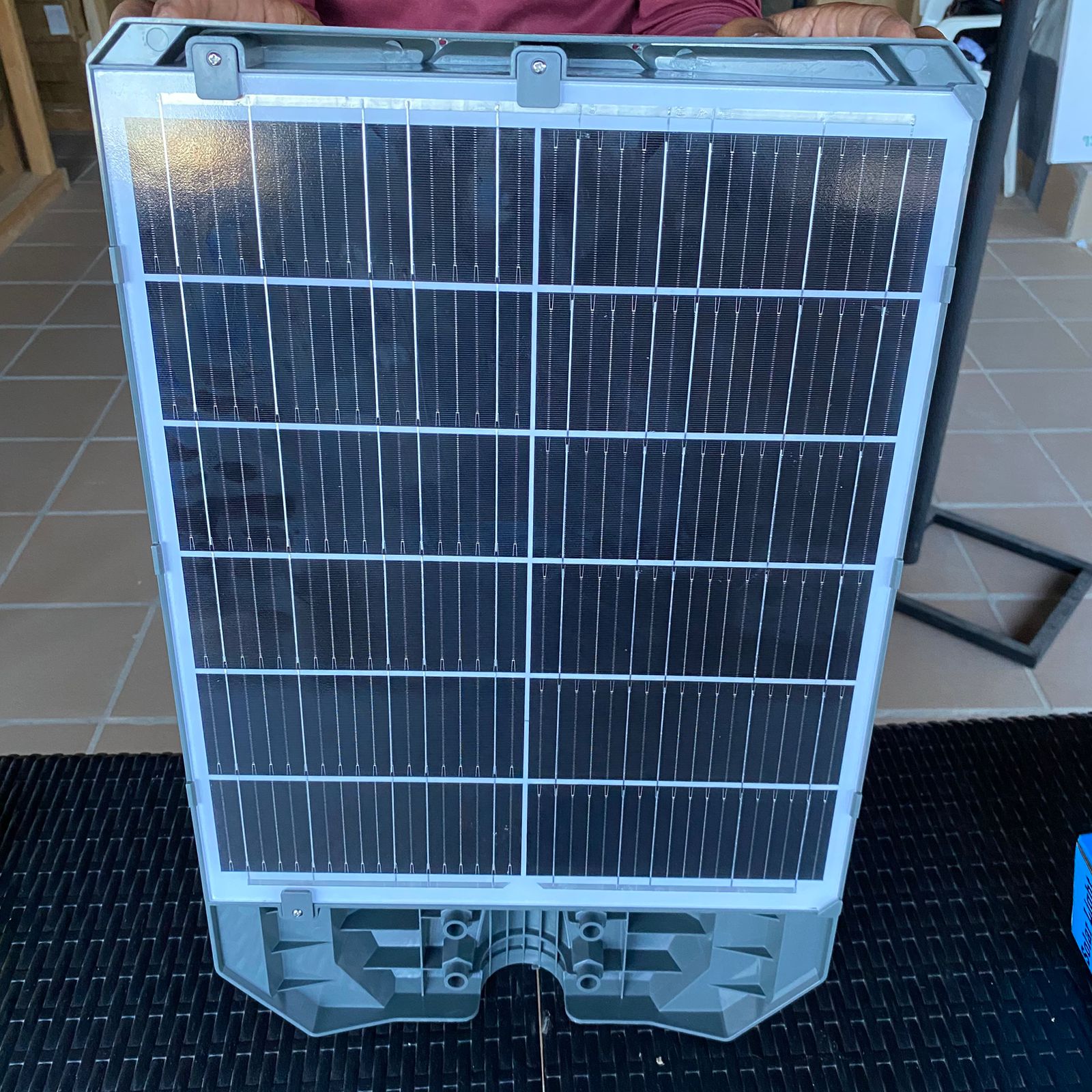 Lámpara Solar Hardy 800W – Luz de Calle Solar IP66 con Control Remoto 3 años garantía - en uso