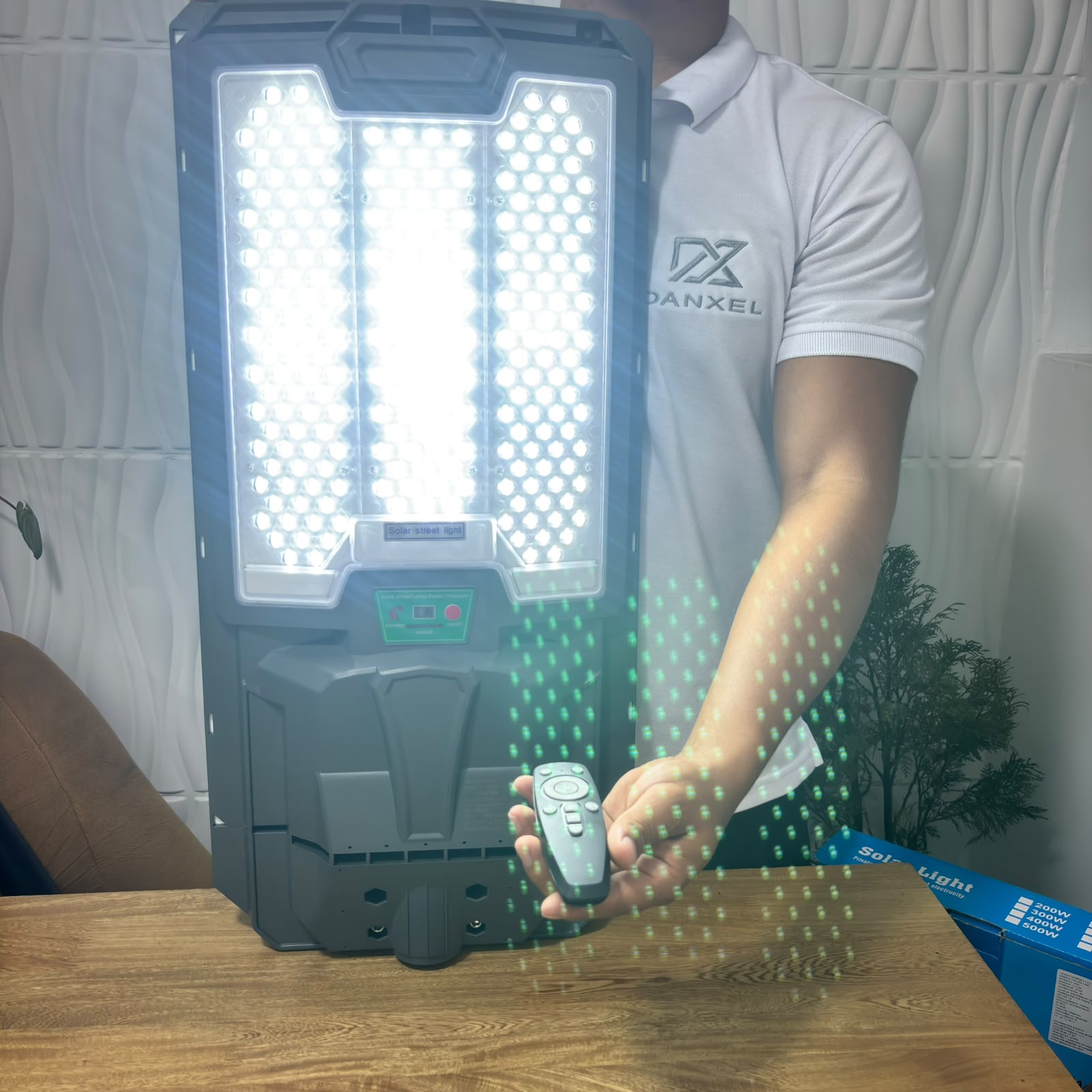 Lampara solar light 700 watt 3 Años de garantía 70 cm de alto 34 cm ancho