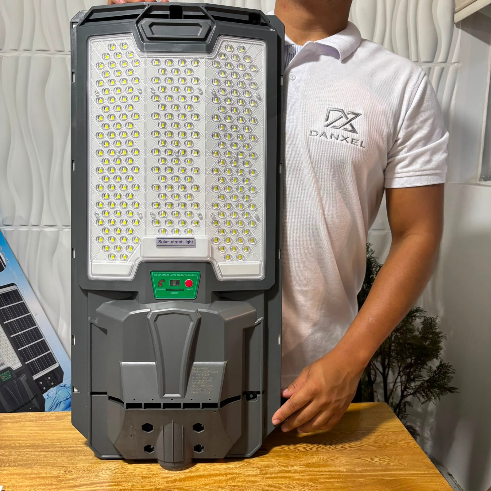 Lampara solar light 700 watt 3 Años de garantía 70 cm de alto 34 cm ancho