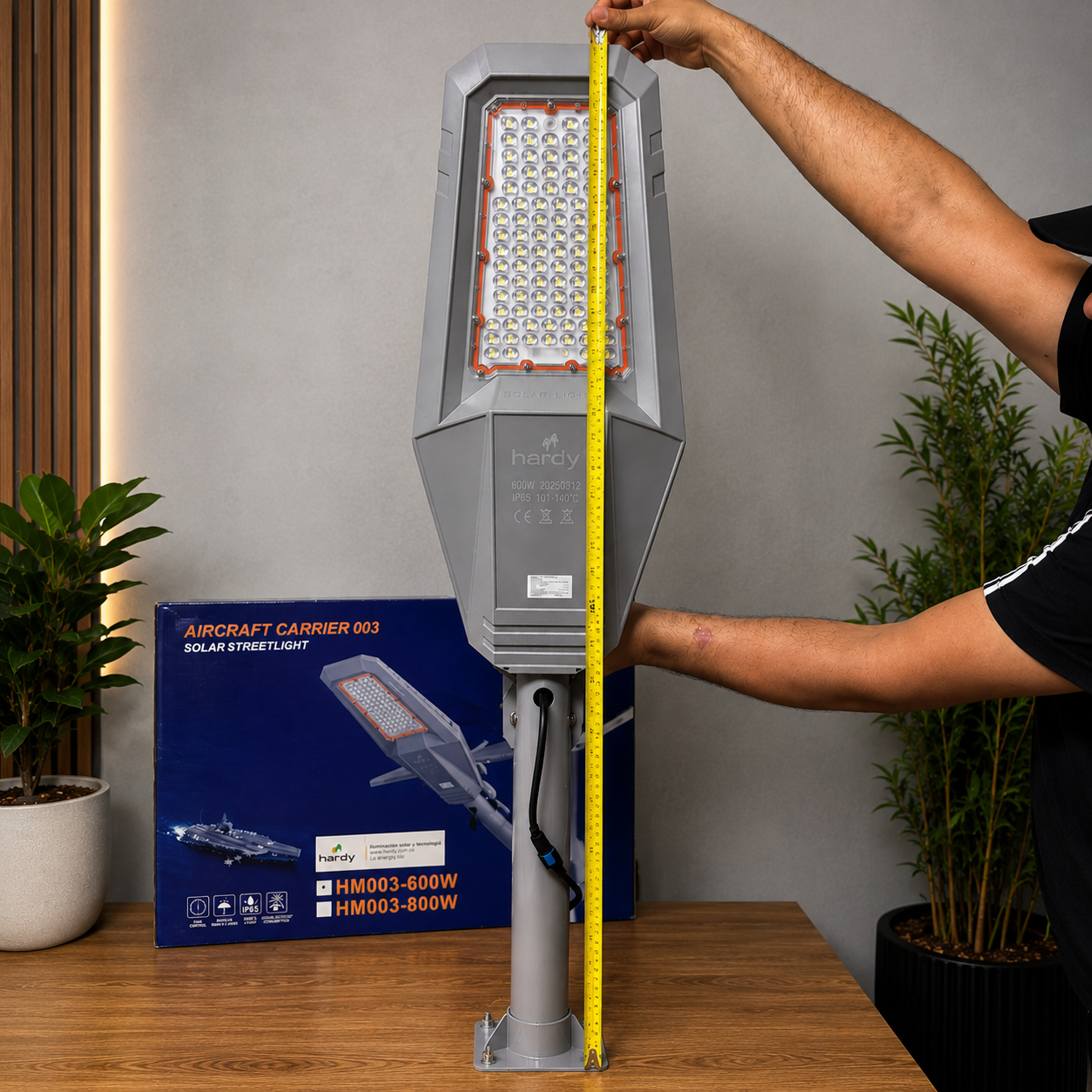LÁMPARA SOLAR HARDY 600W 62 CM DE ALTO Y 28 CM DE ANCHO