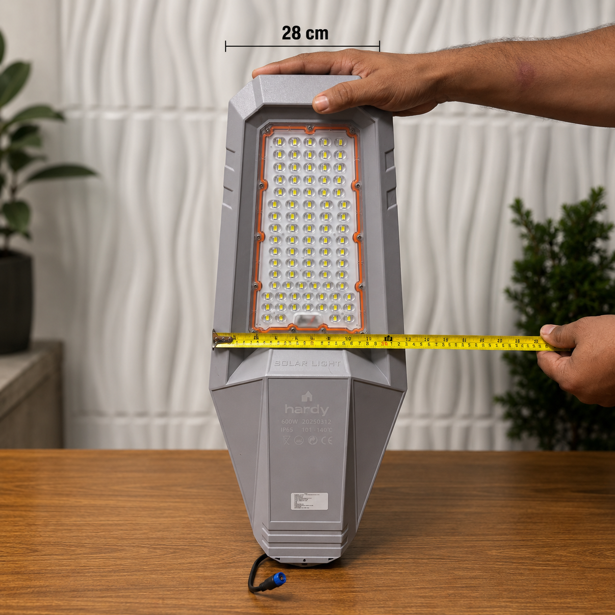 LÁMPARA SOLAR HARDY 600W 62 CM DE ALTO Y 28 CM DE ANCHO