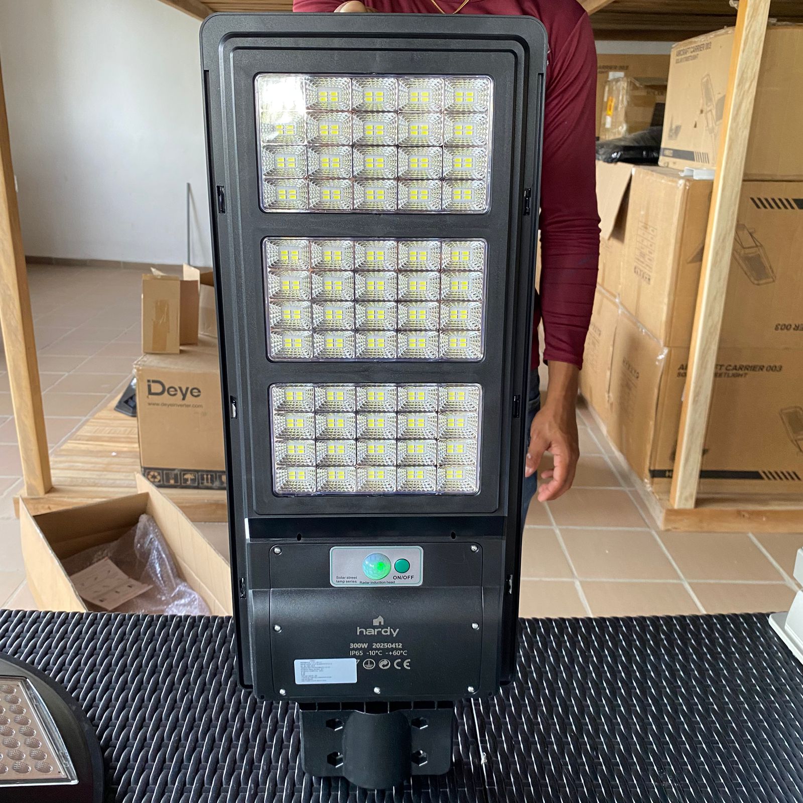 Lámpara Solar Hardy 300W – Luz de Calle IP67 con Control Remoto y Sensor 1 año de garantia - Kit completo