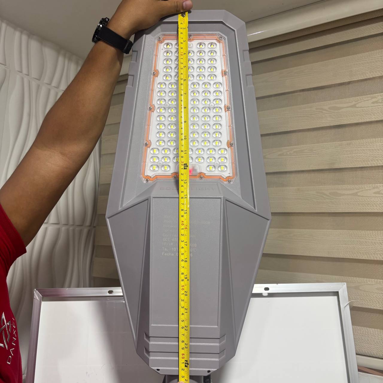 Lámpara Solar de Calle Hardy 800W – Panel Solar Independiente y Control Remoto