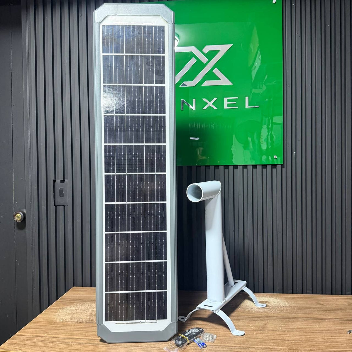 Lámpara Solar Industrial Hardy 400W GR1050S — Panel Integrado, Control Remoto y Brazo - 8