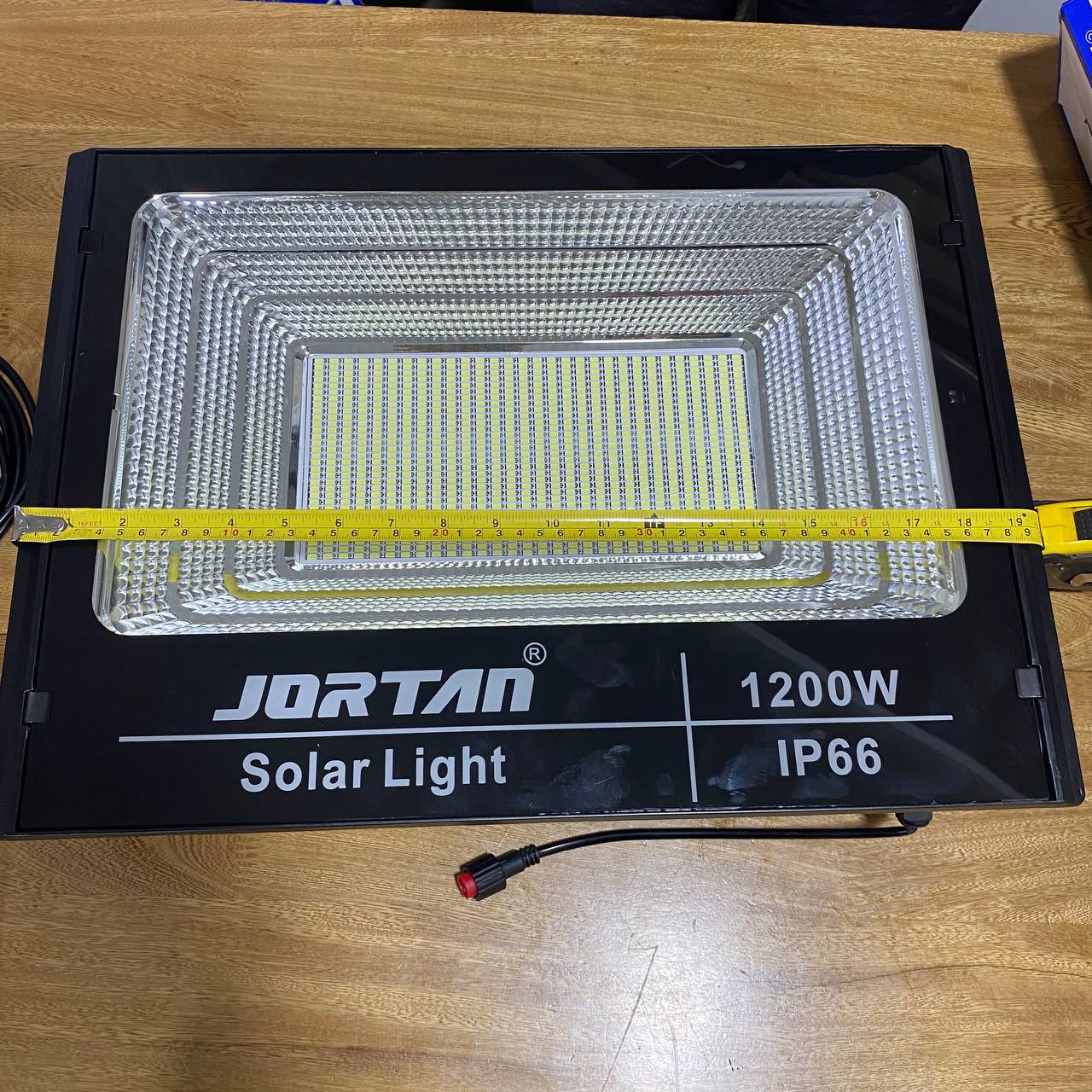 Reflector Solar Jortan 1200W Alta Potencia – Ilumina Como de Día + Garantía 1 Año - en uso