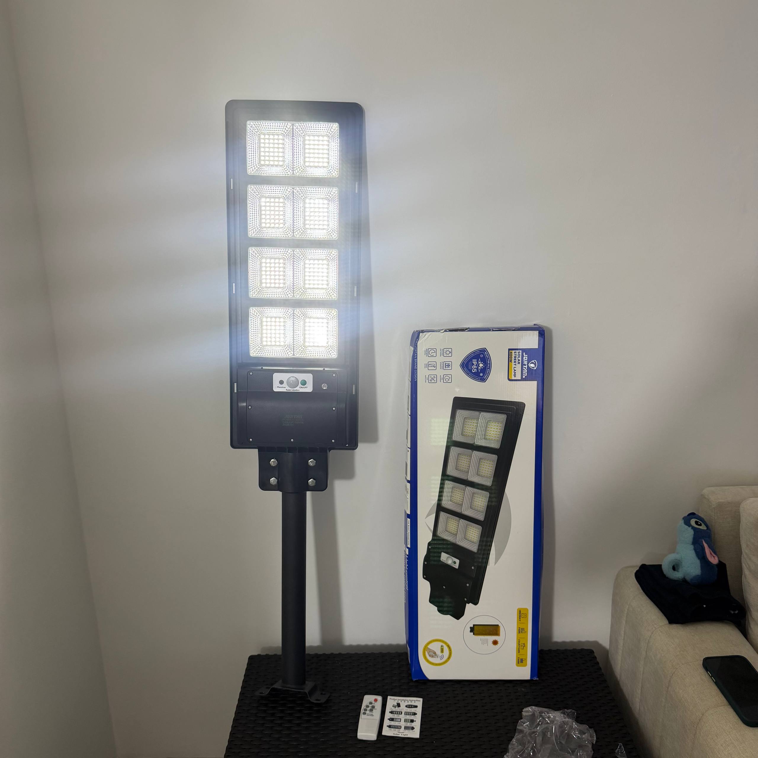 Lampara solar Jortan original de 400 watt un año de garantia tamaño 73CM x 25 CM Ilumina 200 a 250 m2